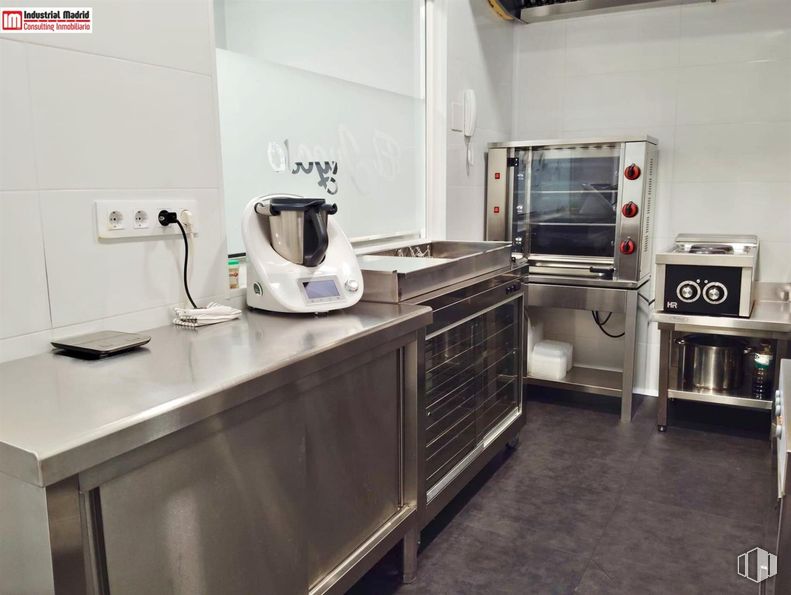 Retail for rent at Zona Parque Europa, Arganda del Rey, Madrid, 28500 with coffeemaker, microwave oven, kitchen appliance, home appliance, cabinetry, mixer, tableware, countertop, kitchen and kitchen stove around