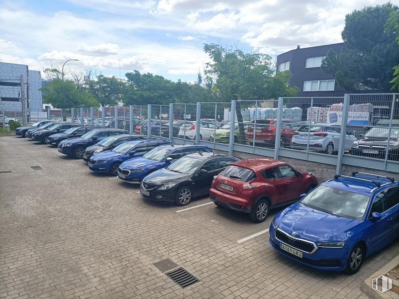 Oficina en alquiler en Calle Valportillo I, 1, Alcobendas, Madrid, 28100 con coche, edificio, luz de estacionamiento, rueda, nube, vehículo terrestre, neumático, cielo, vehículo y vehículo de motor alrededor