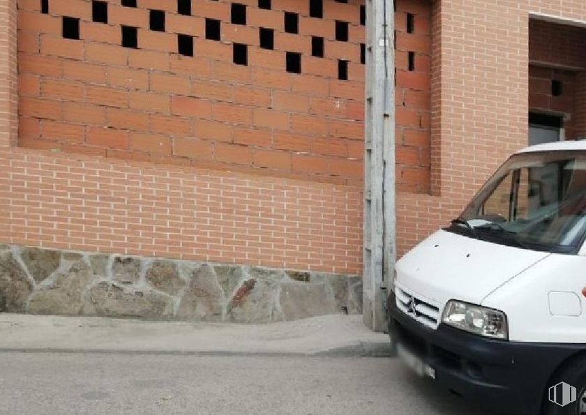 Retail for sale at Centro Lominchar, Lominchar, Toledo, 45212 with wheel, van, automotive parking light, land vehicle, vehicle, car, hood, automotive lighting, window and vehicle registration plate around