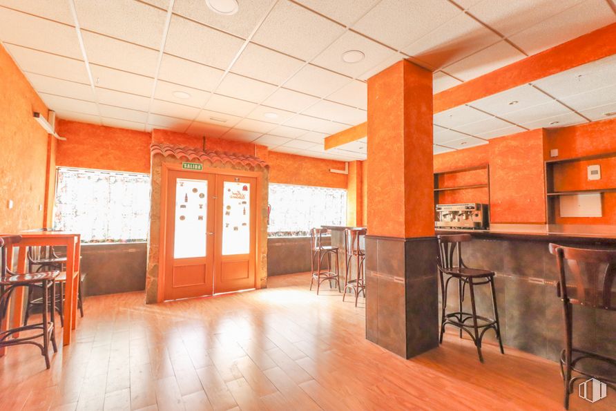 Retail for sale at Calle Juan Ramón Jiménez, Móstoles, Madrid, 28932 with chair, furniture, property, wood, orange, hall, flooring, floor, table and hardwood around