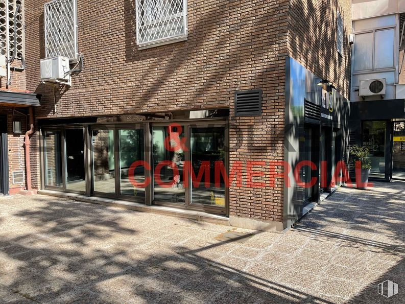 Retail for sale at Calle Velázquez, Chamartín, Madrid, 28006 with building, window, door, road surface, wood, urban design, wall, neighbourhood, sidewalk and city around