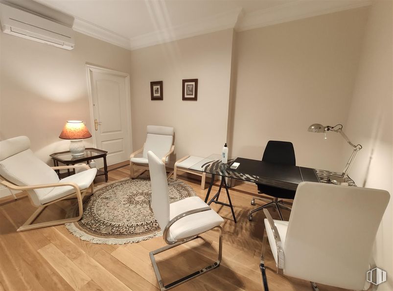 Office for rent at Calle Quintana, 28, Moncloa - Aravaca, Madrid, 28008 with chair, lighting, lamp, door, table, furniture, interior design, flooring, floor and wood around