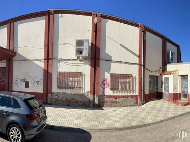 Retail for sale at Zona centro, Lillo, Toledo, 45870 with wheel, car, building, property, tire, sky, vehicle, automotive exterior, vehicle registration plate and facade around