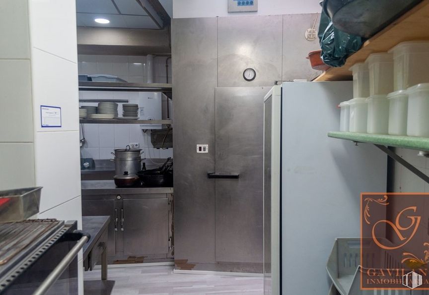 Local en venta en Calle Constitución, Daganzo de Arriba, Madrid, 28814 con refrigerador, ebanistería, propiedad, edificio, diseño de interiores, puerta, piso, gas, accesorio y pavimento alrededor