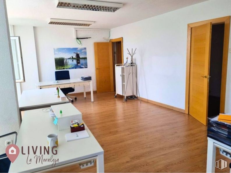 Oficina en alquiler en Calle Gran Vía, Majadahonda, Madrid, 28220 con puerta, escritorio, mesa, propiedad, accesorio, madera, suelos, interiorismo, suelo y inmobiliario alrededor