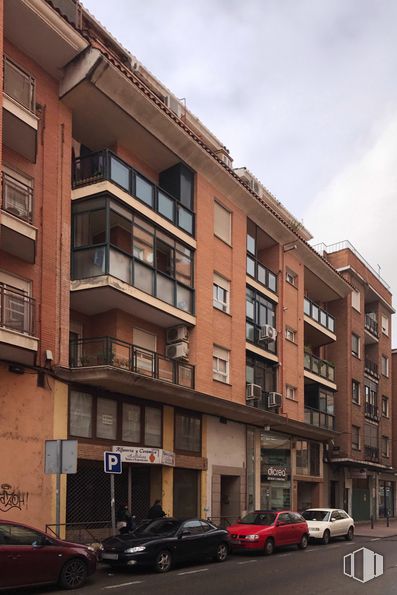 Retail for sale at Calle Olivares, 9, Talavera de la Reina, Toledo, 45600 with car, building, land vehicle, wheel, sky, cloud, tire, property, window and vehicle around