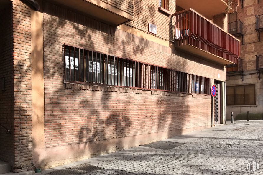 Retail for rent at Calle Mal Consejo, 3-5, Segovia, 40001 with building, road surface, wood, brick, brickwork, shade, building material, residential area, sidewalk and facade around