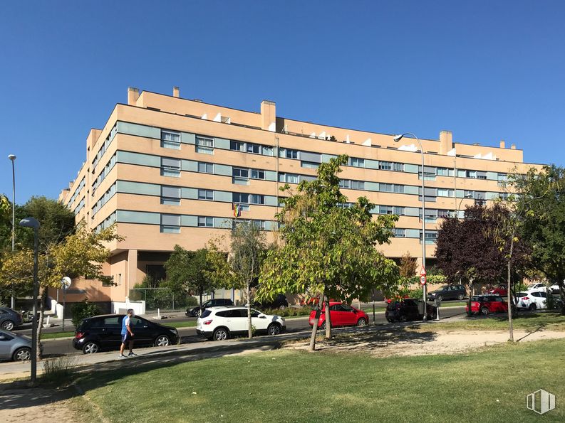 Local en alquiler en Zona Piovera, Hortaleza, Madrid, 28043 con coche, edificio, cielo, planta, día, rueda, vehículo, neumático, árbol y bloque de torre alrededor