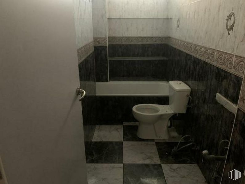 Office for sale at Plaza Pinazo, Villaverde, Madrid, 28021 with toilet, door, plumbing fixture, toilet seat, bathroom, bathroom sink, interior design, flooring, house and wood around