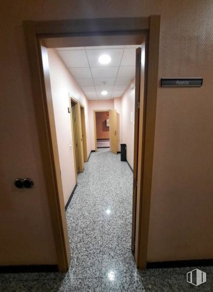 Office for rent at Edificio Curia, Calle Trinitarios, 1, Toledo, 45003 with door, fixture, hall, floor, flooring, wood, ceiling, dead bolt, hardwood and plaster around