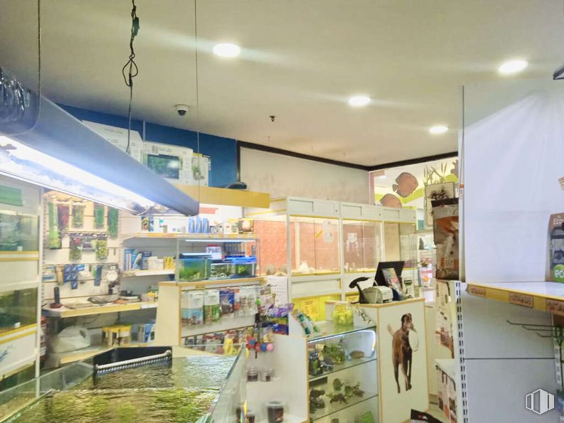 Retail for sale at Avenida Poblados, La Latina, Madrid, 28044 with shelf, shelving, retail, ceiling, display case and convenience store around