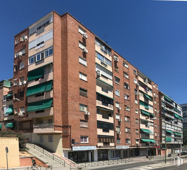 Oficina en alquiler en Paseo Santa María de la Cabeza, 102, Carabanchel, Madrid, 28019 con edificio, ventana, cielo, tiempo de día, propiedad, accesorio, bloque de pisos, diseño urbano, árbol y condominio alrededor