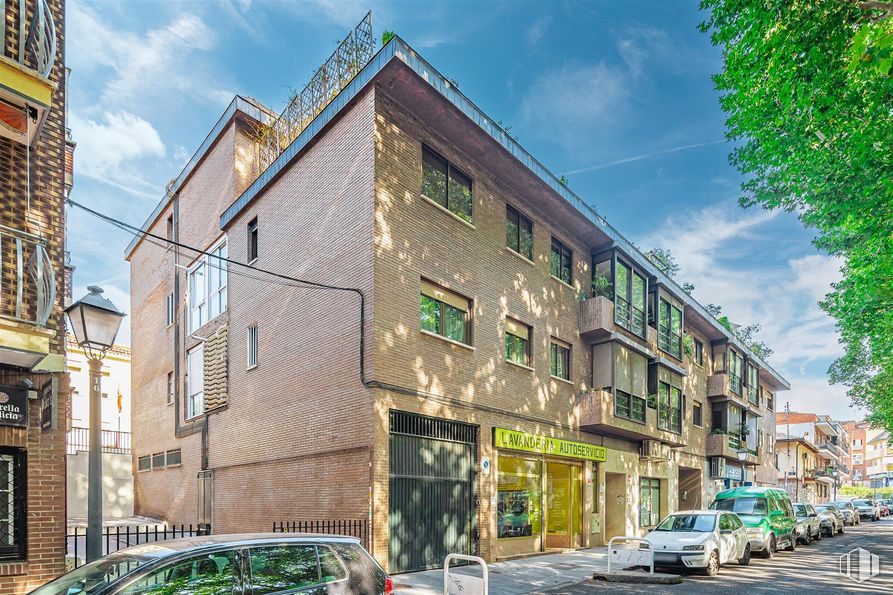 Retail for sale at Avenida Galaxia, Moncloa - Aravaca, Madrid, 28023 with car, window, building, apartment, neighbourhood, facade, residential area, town, architecture and street around