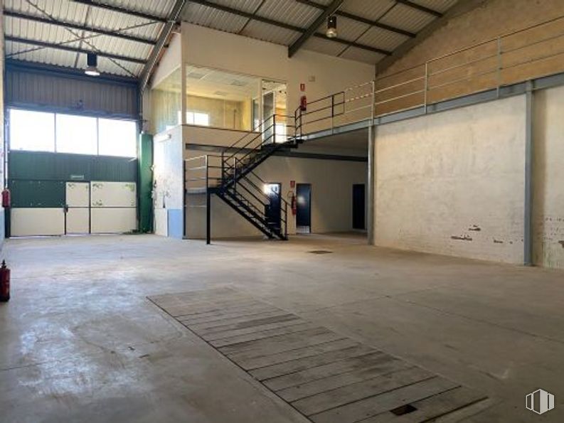 Industrial for sale & for rent at Calle Príncipe de Asturias, Villarejo de Salvanés, Madrid, 28590 with building, wood, flooring, house, hall, floor, line, door, composite material and ceiling around