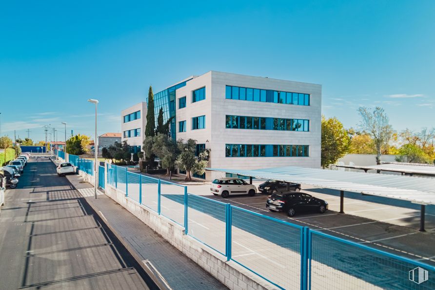 Oficina en alquiler en Edificio Cimaga, Calle Sierra de Cazorla, 1, Las Rozas de Madrid, Madrid, 28290 con edificio, ventana, cielo, coche, luz de la calle, arquitectura, asfalto, árbol, diseño urbano y vehículo alrededor