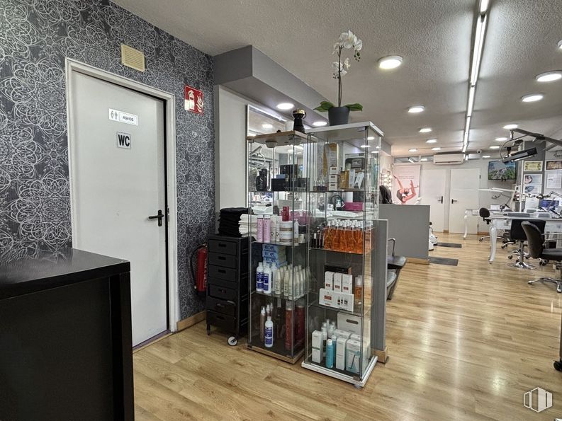 Retail for sale at Avenida Monforte de Lemos, Fuencarral - El Pardo, Madrid, 28029 with door, houseplant, interior design, beauty salon, shelf, retail, design, shelving, aluminium and cleanliness around