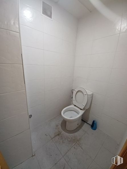 Industrial for sale at Calle Moreras, 4, Ciempozuelos, Madrid, 28350 with toilet, plumbing fixture, toilet seat, urinal, bathroom, purple, flooring, floor, house and wall around