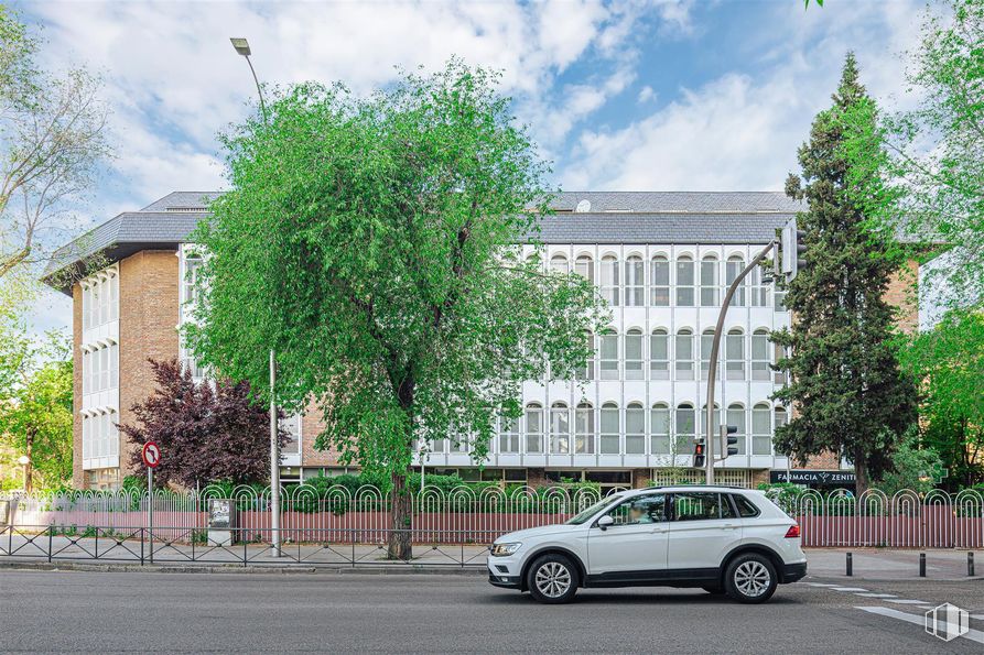 Oficina en alquiler en Calle Caídos de la División Azul, Chamartín, Madrid, 28016 con coche, edificio, neumático, rueda, nube, vehículo, cielo, propiedad, vehículo de motor y planta alrededor