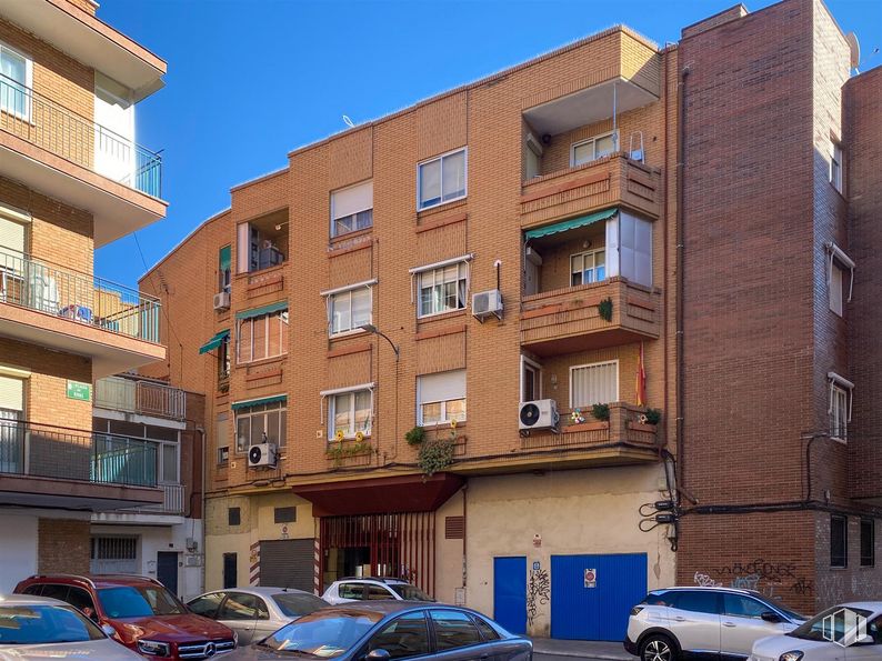 Local en alquiler y venta en Plaza Rivas, 6, Coslada, Madrid, 28820 con coche, edificio, rueda, luz de estacionamiento, neumático, cielo, ventana, vehículo, azul y diseño urbano alrededor