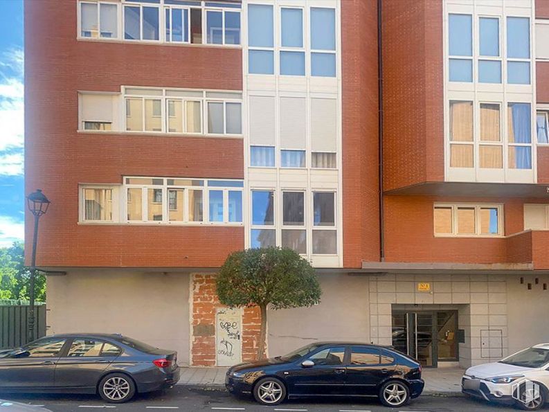 Retail for sale at Calle Vereda de las Mozas, Ávila, 05003 with car, window, building, wheel, automotive parking light, tire, land vehicle, vehicle, property and plant around