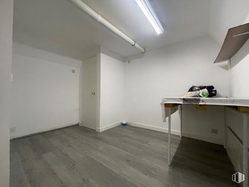 Retail for rent at Calle Bravo Murillo, 21, Chamberí, Madrid, 28015 with desk, table, lighting, flooring, floor, ceiling, wood flooring, room, apartment and grey around