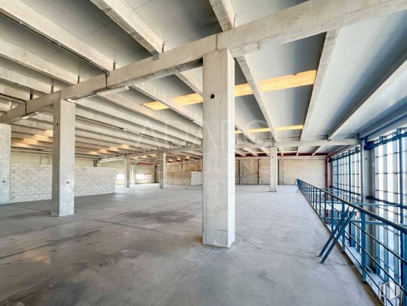 Industrial for rent at Calle Francisco Alonso, Alcalá de Henares, Madrid, 28806 with ceiling, flooring, floor, composite material, hall, beam, column, concrete, building material and daylighting around