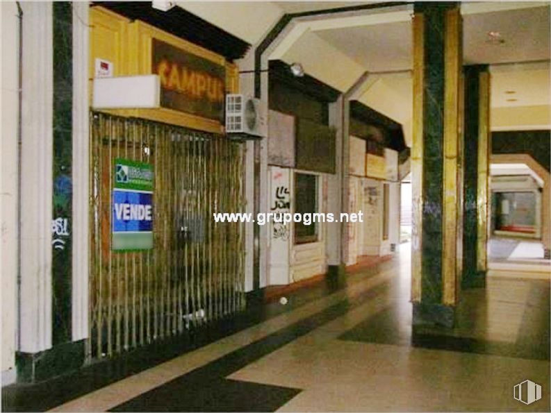 Retail for sale at Centro Comercial Las Mahonías, Segovia, 40002 with fixture, wood, flooring, floor, glass, building, facade, ceiling, window and metal around