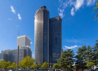 Oficina en alquiler en Torre Europa, Paseo Castellana, 95, Tetuán, Madrid, 28046 con edificio, nube, rascacielos, cielo, día, propiedad, planta, mundo, árbol y infraestructura alrededor