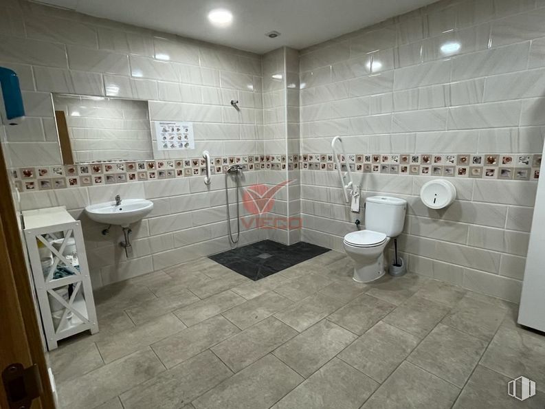 Retail for sale & for rent at Zona centro, Cuenca, 16004 with sink, toilet, plumbing fixture, tap, bathroom, interior design, building, mirror, flooring and floor around