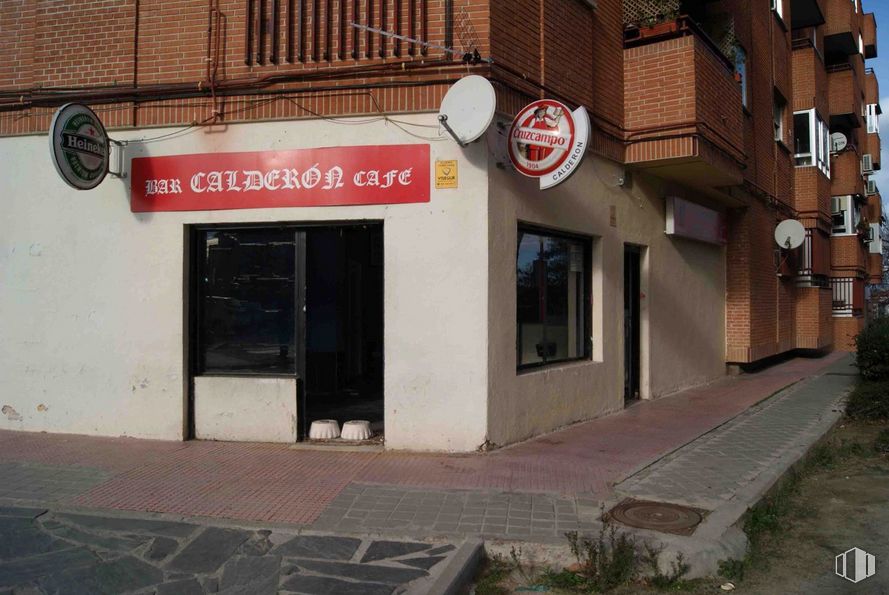 Local en venta en Calle Calderón de la Barca, 6, Alcobendas, Madrid, 28100 con ventana, puerta, edificio, planta, accesorio, ladrillo, fachada, gas, fuente y albañilería alrededor