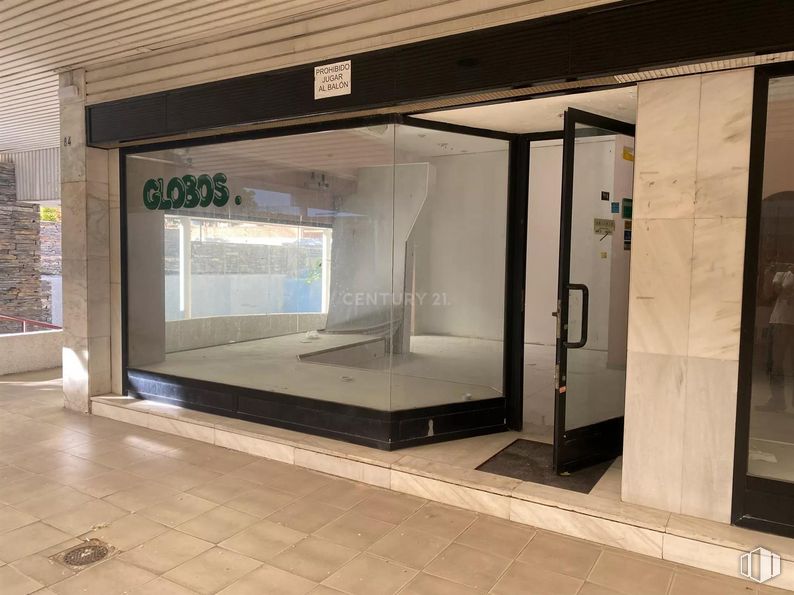 Retail for sale & for rent at Calle Cañadilla, Las Rozas de Madrid, Madrid, 28230 with door, building, fixture, flooring, floor, house, automotive exterior, glass, shade and facade around