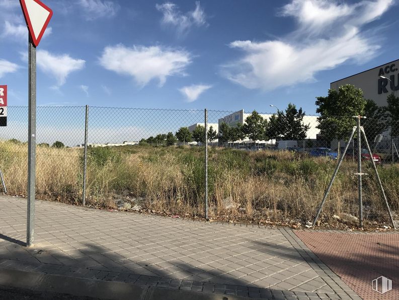 Land for sale at Calle Miguel Servet, s/n, Arroyomolinos, Madrid, 28939 with building, lighting, cloud, sky, plant, road surface, land lot, asphalt, tree and grass around