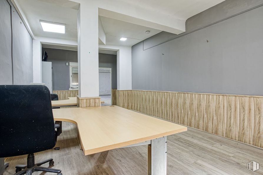 Local en venta en Calle San Pedro, 8, Aranjuez, Madrid, 28300 con mesa, silla, mueble, edificio, madera, diseño de interiores, pavimento, piso, línea y escritorio alrededor