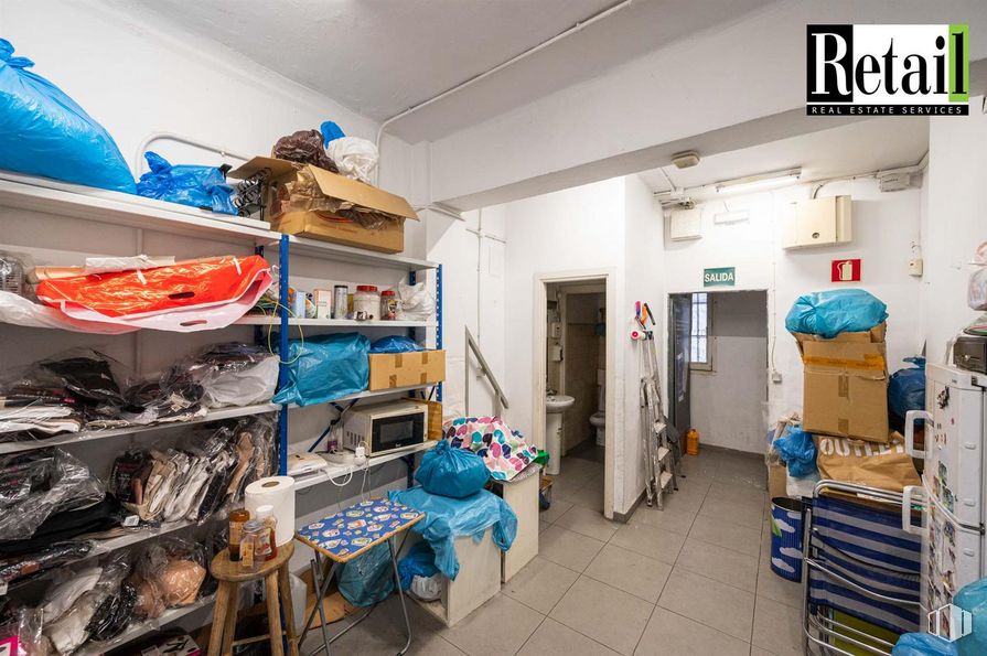 Retail for sale at Calle Bravo Murillo, 154, Tetuán, Madrid, 28020 with blue, shelf, interior design, shelving, luggage and bags, bag, retail, service, ceiling and room around