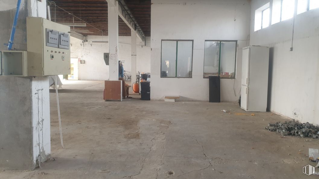 Industrial for sale & for rent at Zona Valdeolmos, Valdeolmos-Alalpardo, Madrid, 28130 with door, window, flooring, floor, wood, hall, fixture, gas, ceiling and concrete around