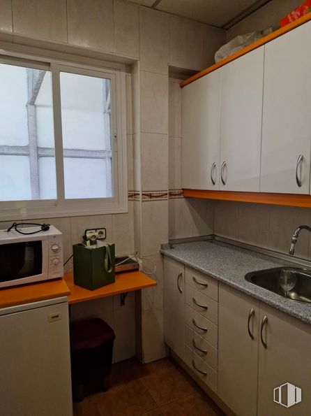 Nave en alquiler en Calle Adaptación, Getafe, Madrid, 28906 con horno microondas, ebanistería, fregadero, ventana, aparato de cocina, encimera, alacena, horno, edificio y propiedad alrededor