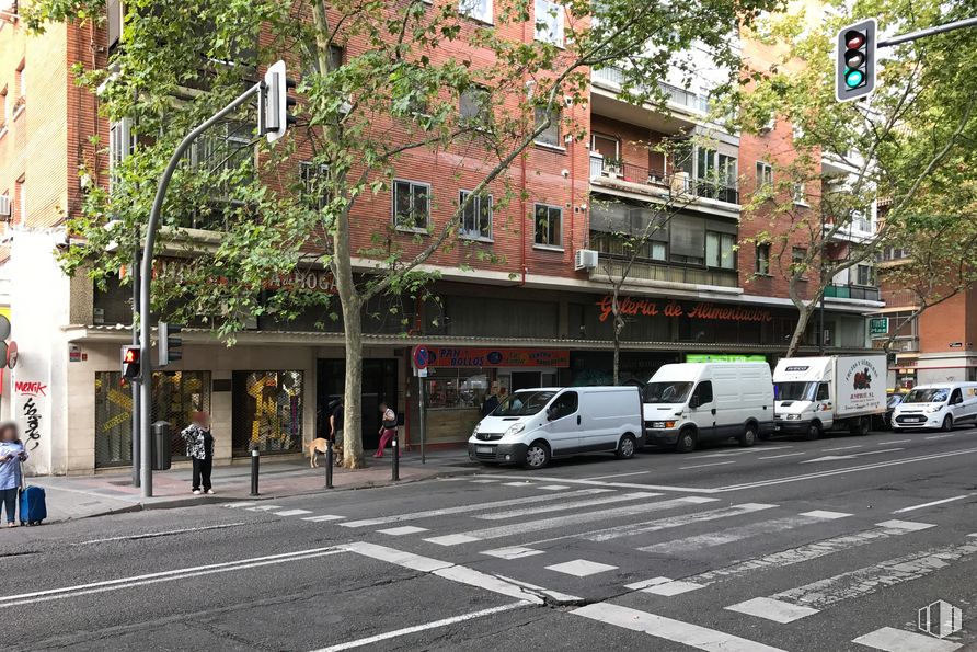 Retail for sale & for rent at Calle Antonio López, 6, Carabanchel, Madrid, 28019 with van, building, car, property, wheel, tire, window, vehicle, plant and tree around