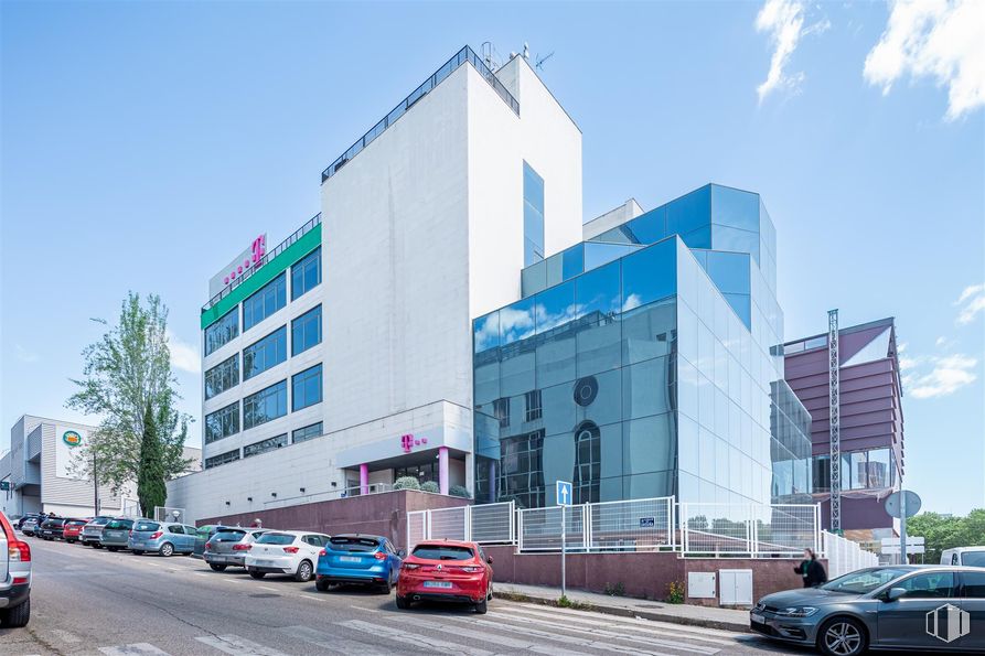 Office for rent at Calle Orduña, 2, Fuencarral - El Pardo, Madrid, 28034 with car, building, wheel, tire, sky, land vehicle, automotive parking light, vehicle, daytime and property around