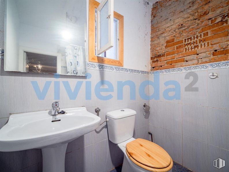 Retail for sale at Calle Ribadavia, Fuencarral - El Pardo, Madrid, 28029 with toilet, sink, wall, flooring, plumbing fixture, floor, door, apartment, plumbing and bathroom around