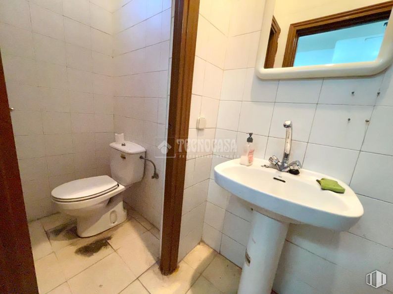 Local en venta en Zona Casco Histórico, Alcalá de Henares, Madrid, 28803 con fregadero, inodoro, espejo, propiedad, accesorios de fontanería, grifo, lavabo, morado, asiento del inodoro y cuarto de baño alrededor