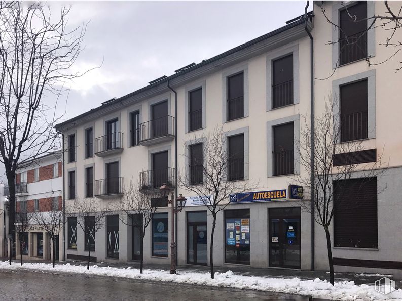 Retail for sale at Calle San Miguel, 1, El Espinar, Segovia, 40400 with building, window, sky, daytime, property, cloud, snow, tree, architecture and door around