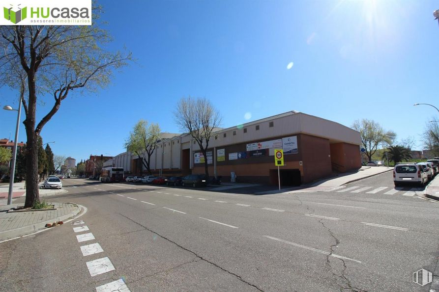 Retail for sale at Calle Río Alberche, Toledo, 45007 with sky, daytime, building, street light, plant, tree, road surface, lighting, asphalt and house around