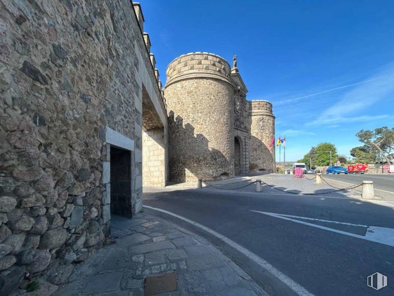 Retail for sale at Casco Histórico, Toledo, 45003 with castle, sky, property, building, azure, road surface, architecture, cloud, tree and plant around