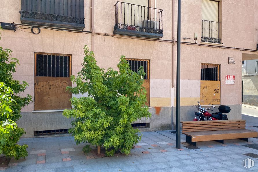 Retail for sale at Calle Miguel de Cervantes, 1, Guadalajara, 19001 with bench, window, plant, property, outdoor bench, building, wood, architecture, road surface and flowerpot around