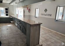 Local en venta en Avenida Juan Carlos I, Collado Villalba, Madrid, 28400 con ebanistería, ventana, accesorio, edificio, casa, madera, suelos, suelo, madera dura y cocina alrededor