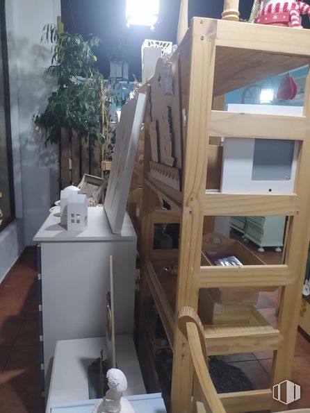 Retail for rent at Paseo de la Chopera, 156, Alcobendas, Madrid, 28100 with bust, wood, shelving, hardwood, shelf, natural material, wood stain, plywood, design and plank around