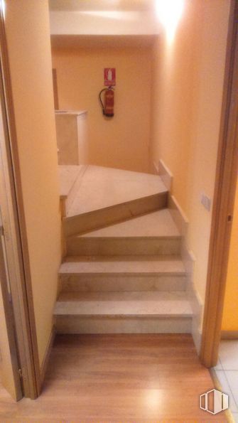 Local en venta en Edificio Oro, Calle Nogal, 3, Torrelodones, Madrid, 28250 con escaleras, accesorio, madera, edificio, suelo, pintura, tinte para madera, suelos, casa y madera dura alrededor