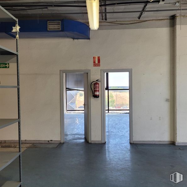 Industrial for sale at Calle María Tubau, Fuencarral - El Pardo, Madrid, 28050 with flooring, floor, ceiling, building material, paint, transparency, tile flooring, daylighting, aluminium and cleanliness around