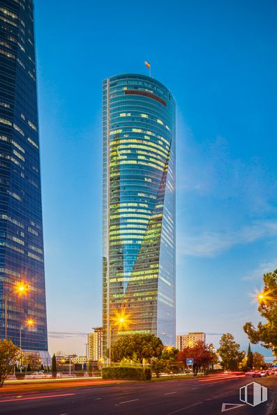 Office for rent at Torre Emperador, Paseo Castellana, 259 D , Fuencarral - El Pardo, Madrid, 28046 with building, street light, skyscraper, sky, light, tower block, tree, tower, cloud and urban design around