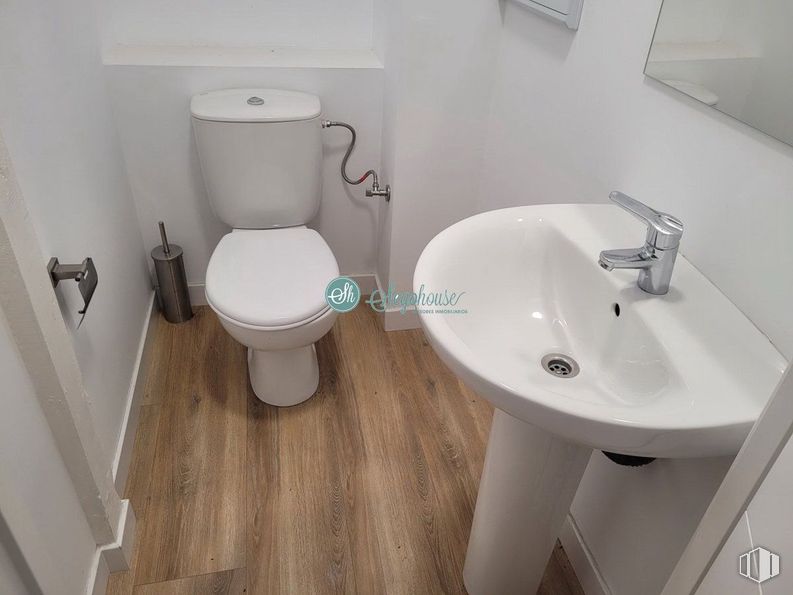 Retail for rent at Avenida Acueducto, Segovia, 40001 with toilet, tap, sink, toilet seat, plumbing fixture, bathroom, floor, flooring, white and bathroom sink around